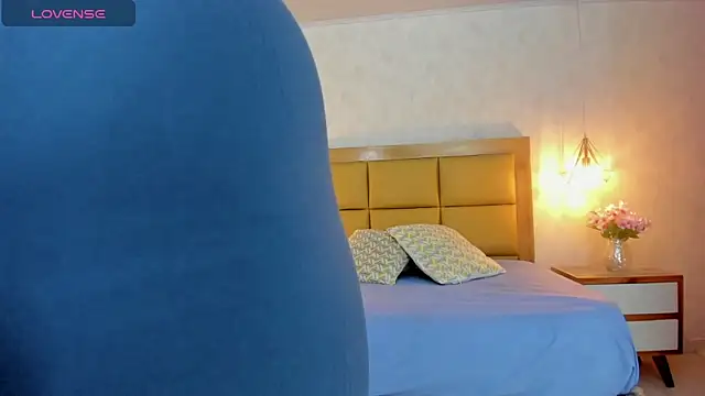 Snapshot of LARSONMIA chatting on October 31, 2025, 12:46 pm LARSONMIA online show from October 31, 2025, 12:46 pm