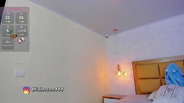 Snapshot of LARSONMIA chatting on March 3, 2025, 12:17 pm LARSONMIA online show from March 3, 2025, 12:17 pm