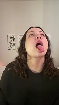 Megan Rodrigo online show from November 30, 2025, 2:40 pm