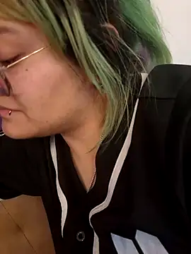 Snapshot of lucky-leah chatting on October 2, 2025, 4:05 am lucky-leah online show from October 2, 2025, 4:05 am