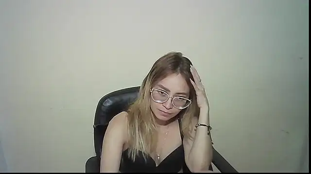 Snapshot of JuliaMack chatting on September 23, 2025, 12:06 am JuliaMack online show from September 23, 2025, 12:06 am