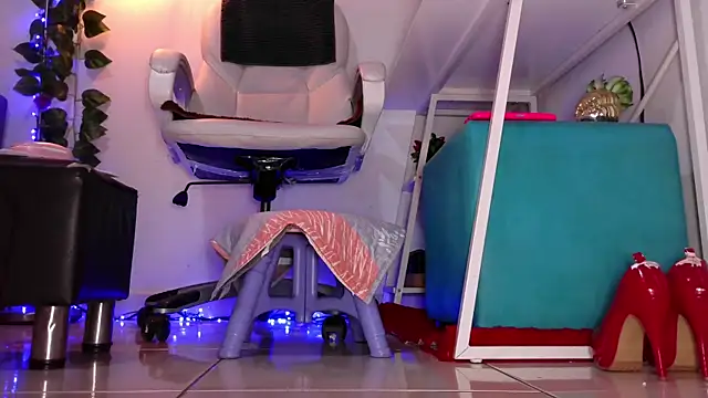 SUZZET 22 online show from February 11, 2026, 12:49 pm