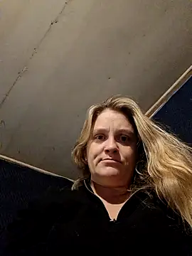 jgodbout2011 online show from April 28, 2026, 5:12 am