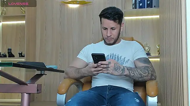 Snapshot of George_Diesell chatting on October 28, 2025, 9:47 pm George Diesell online show from October 28, 2025, 9:47 pm