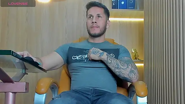 Snapshot of George_Diesell chatting on October 19, 2025, 11:18 pm George Diesell online show from October 19, 2025, 11:18 pm