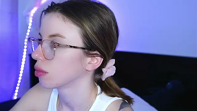 ivyleague  online show from April 15, 2026, 5:06 pm