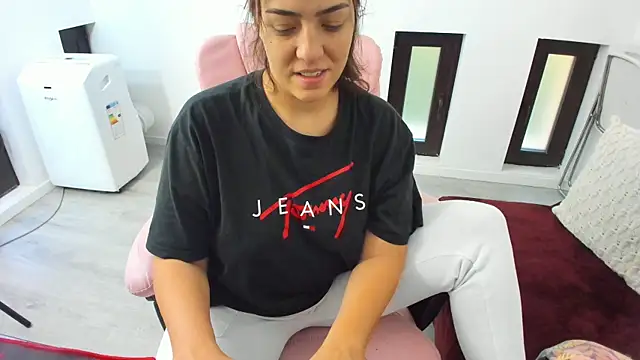 Snapshot of Dyana_Kaylinn chatting on September 22, 2025, 4:29 am Dyana Kaylinn online show from September 22, 2025, 4:29 am