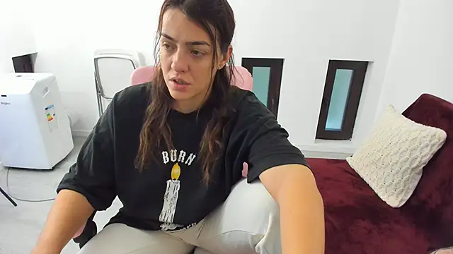 Snapshot of Dyana_Kaylinn chatting on September 28, 2025, 4:30 am Dyana Kaylinn online show from September 28, 2025, 4:30 am