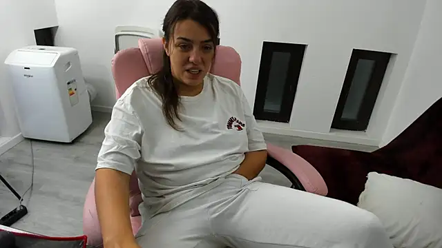 Snapshot of Dyana_Kaylinn chatting on October 3, 2025, 4:47 am Dyana Kaylinn online show from October 3, 2025, 4:47 am