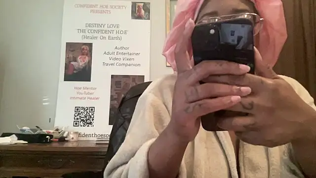 MommyConfident online show from April 19, 2026, 9:39 pm