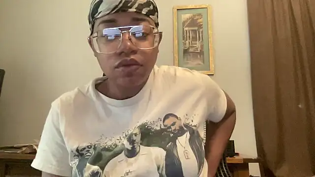 Snapshot of MommyConfident chatting on November 16, 2025, 8:13 pm MommyConfident online show from November 16, 2025, 8:13 pm