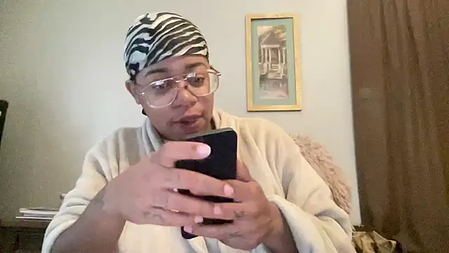 Snapshot of MommyConfident chatting on November 18, 2025, 2:20 pm MommyConfident online show from November 18, 2025, 2:20 pm