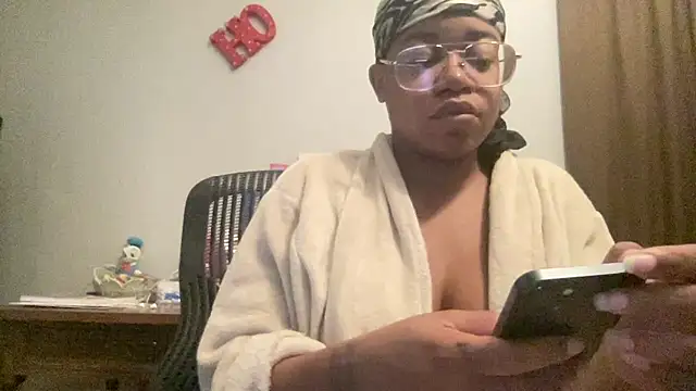 Snapshot of MommyConfident chatting on October 30, 2025, 1:31 pm MommyConfident online show from October 30, 2025, 1:31 pm