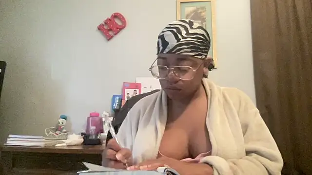 Snapshot of MommyConfident chatting on October 28, 2025, 1:10 pm MommyConfident online show from October 28, 2025, 1:10 pm