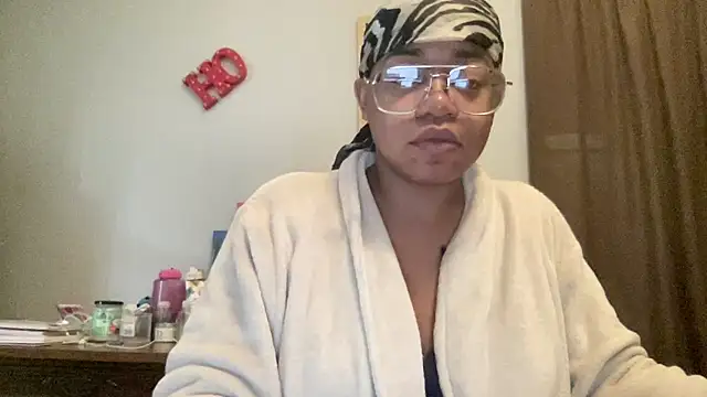 MommyConfident online show from December 5, 2025, 2:04 pm