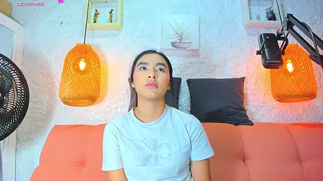 Snapshot of emiily_s chatting on October 6, 2025, 12:06 pm emiily s online show from October 6, 2025, 12:06 pm