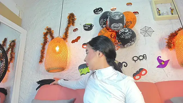 Snapshot of emiily_s chatting on October 31, 2025, 12:02 pm emiily s online show from October 31, 2025, 12:02 pm