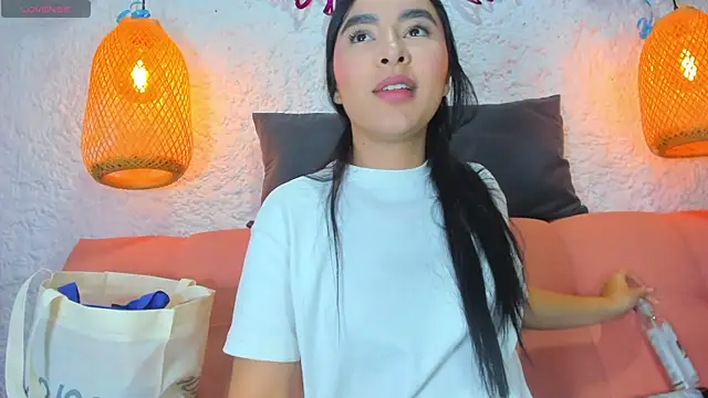 Snapshot of emiily_s chatting on October 7, 2025, 12:06 pm emiily s online show from October 7, 2025, 12:06 pm