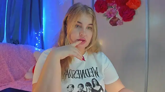 CoraSwon online show from February 5, 2025, 7:31 pm