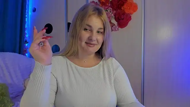 Snapshot of CoraSwon chatting on September 22, 2025, 6:14 pm CoraSwon online show from September 22, 2025, 6:14 pm