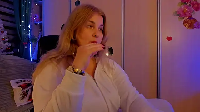 CoraSwon online show from December 22, 2025, 9:15 pm