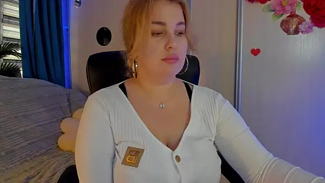 CoraSwon online show from December 4, 2025, 12:48 pm