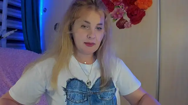 Snapshot of CoraSwon chatting on September 28, 2025, 4:47 pm CoraSwon online show from September 28, 2025, 4:47 pm