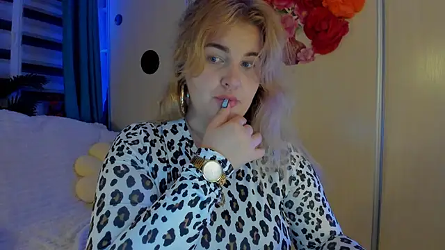 Snapshot of CoraSwon chatting on October 31, 2025, 1:13 am CoraSwon online show from October 31, 2025, 1:13 am