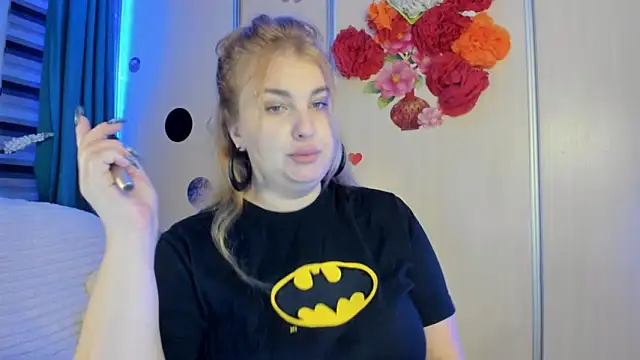 Snapshot of CoraSwon chatting on October 15, 2025, 8:39 pm CoraSwon online show from October 15, 2025, 8:39 pm