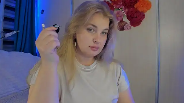 Snapshot of CoraSwon chatting on October 14, 2025, 5:46 pm CoraSwon online show from October 14, 2025, 5:46 pm