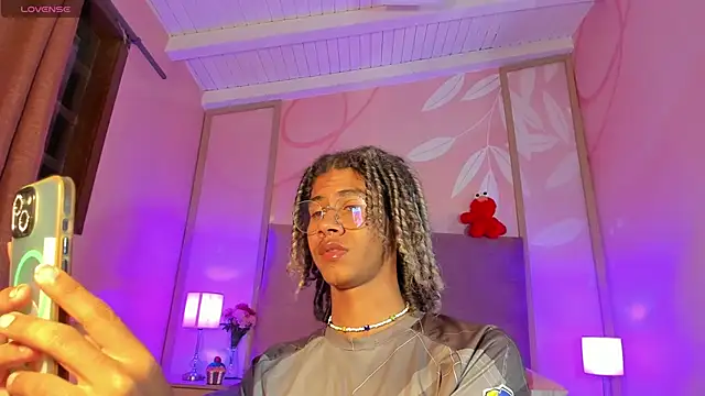 Snapshot of Maxim-Walker chatting on March 9, 2025, 6:17 am Maxim-Walker online show from March 9, 2025, 6:17 am