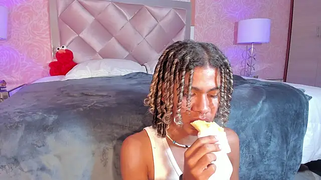 Snapshot of Maxim-Walker chatting on March 7, 2025, 5:51 am Maxim-Walker online show from March 7, 2025, 5:51 am