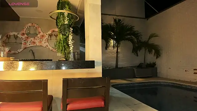 Snapshot of Maxim-Walker chatting on October 17, 2025, 7:00 am Maxim-Walker online show from October 17, 2025, 7:00 am