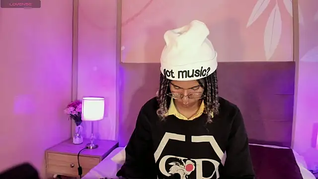 Snapshot of Maxim-Walker chatting on September 21, 2025, 3:33 am Maxim-Walker online show from September 21, 2025, 3:33 am