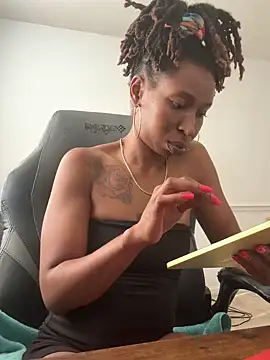 Snapshot of LeyaHoneybuns chatting on October 20, 2025, 3:12 pm LeyaHoneybuns online show from October 20, 2025, 3:12 pm