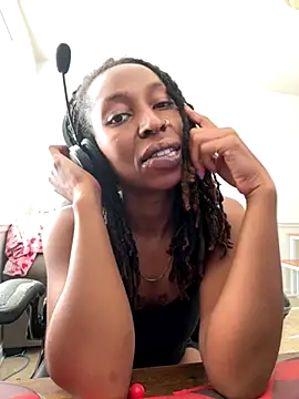 Snapshot of LeyaHoneybuns chatting on October 27, 2025, 3:35 pm LeyaHoneybuns online show from October 27, 2025, 3:35 pm