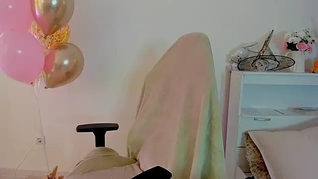 crystalnut online show from October 18, 2025, 2:57 am