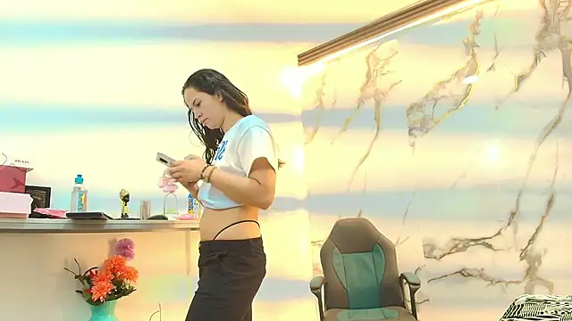 Snapshot of Lindsey8 chatting on February 4, 2026, 12:44 pm Lindsey8 online show from February 4, 2026, 12:44 pm