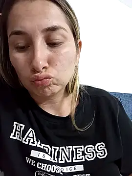 Iris love18 online show from October 23, 2025, 2:32 am