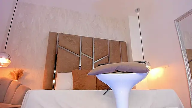 Martinaa Jones  online show from February 27, 2026, 1:00 pm