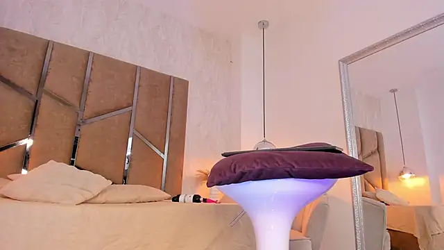 Martinaa Jones  online show from September 23, 2025, 7:32 pm