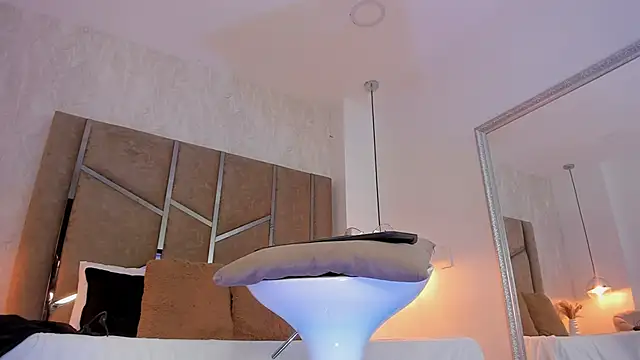 Martinaa Jones  online show from March 3, 2026, 12:45 pm