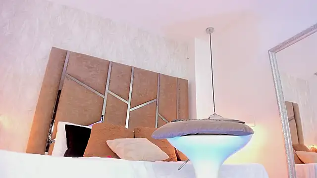 Martinaa Jones  online show from March 29, 2026, 12:51 pm