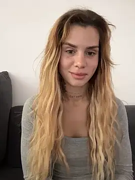 EmiliaCatalina online show from January 18, 2026, 3:26 pm