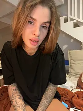 Snapshot of EmiliaCatalina chatting on February 7, 2025, 3:34 am EmiliaCatalina online show from February 7, 2025, 3:34 am