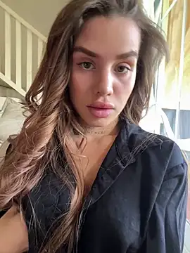 Snapshot of EmiliaCatalina chatting on February 28, 2025, 8:39 pm EmiliaCatalina online show from February 28, 2025, 8:39 pm