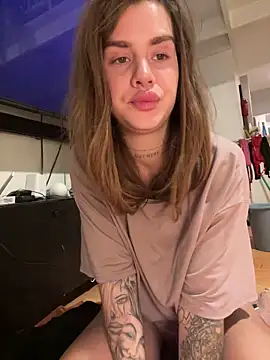 Snapshot of EmiliaCatalina chatting on March 13, 2025, 1:32 am EmiliaCatalina online show from March 13, 2025, 1:32 am