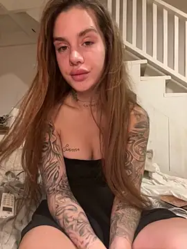 Snapshot of EmiliaCatalina chatting on March 4, 2025, 11:00 pm EmiliaCatalina online show from March 4, 2025, 11:00 pm