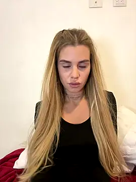 Snapshot of EmiliaCatalina chatting on October 21, 2025, 10:31 pm EmiliaCatalina online show from October 21, 2025, 10:31 pm