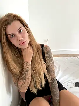 Snapshot of EmiliaCatalina chatting on September 25, 2025, 7:31 pm EmiliaCatalina online show from September 25, 2025, 7:31 pm